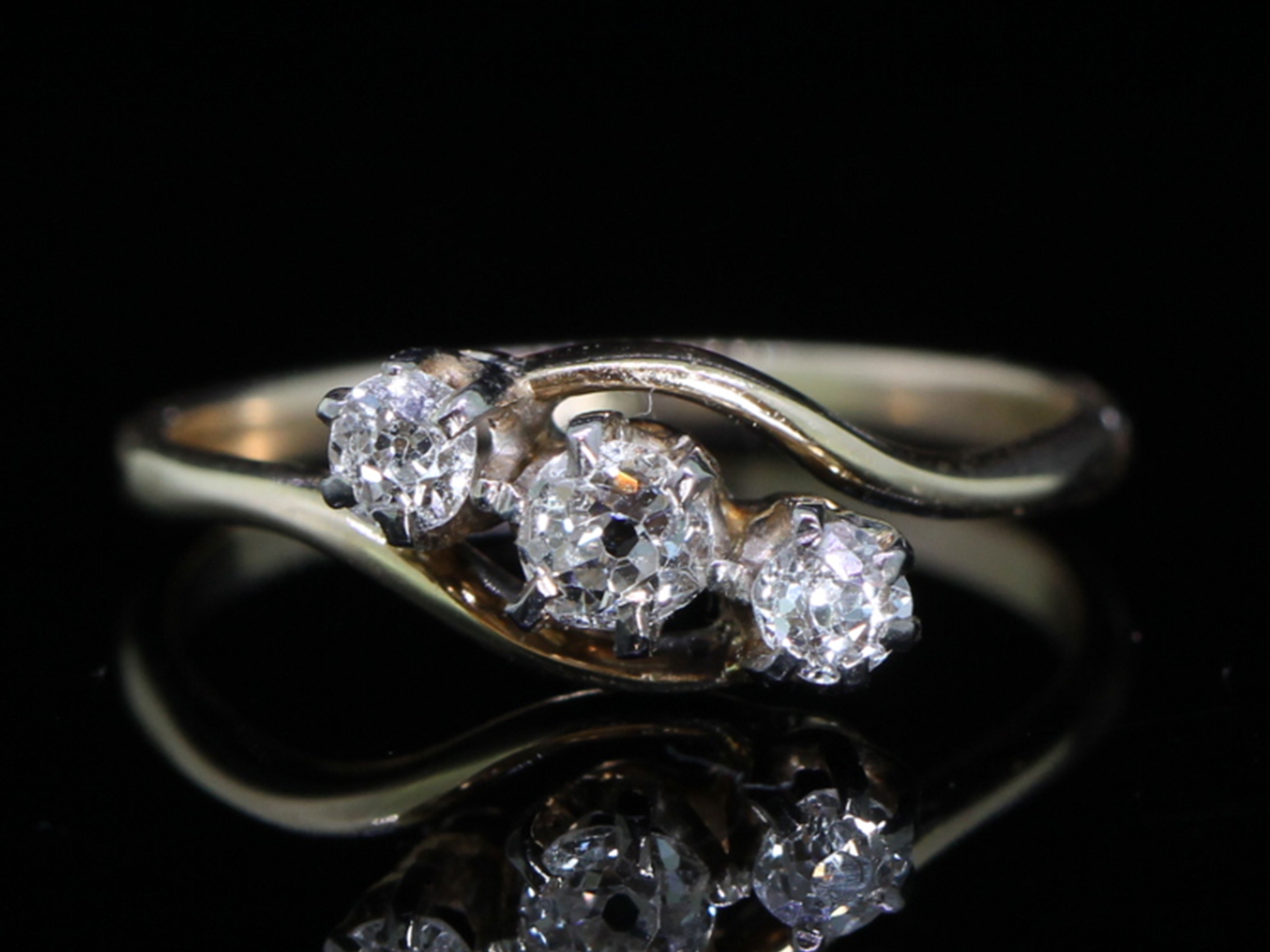 Stunning old mined diamond 18 carat gold ring