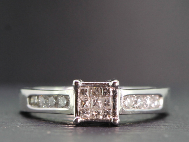 Wonderful 18 carat gold diamond engagement ring