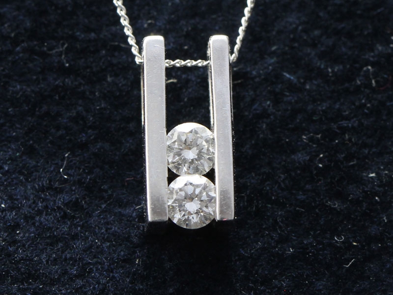 Beautiful contemporary diamond 18 carat gold pendant