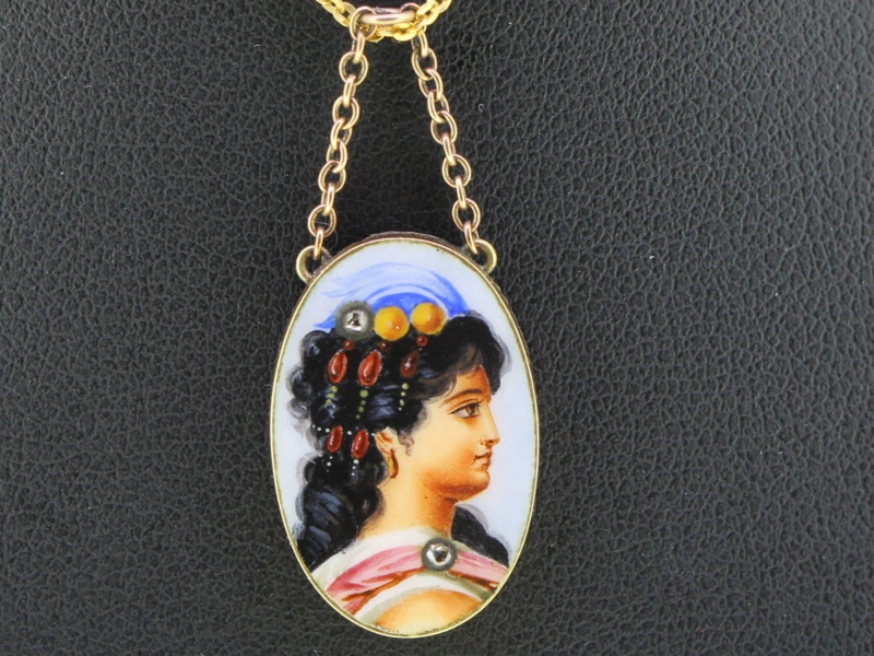 Beautiful enamel portrait 18 carat gold pendant
