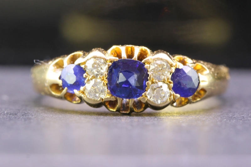 Beautiful edwardian sapphire and diamond 18 carat gold ring