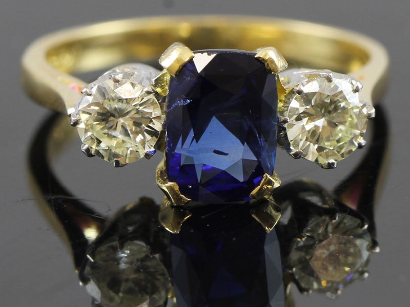 Stunning sapphire and diamond trilogy 18 carat gold ring