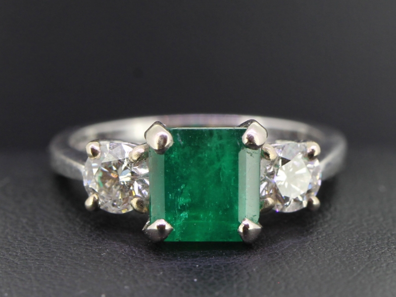 Elegant columbian emerald and diamond 18 carat gold trilogy ring