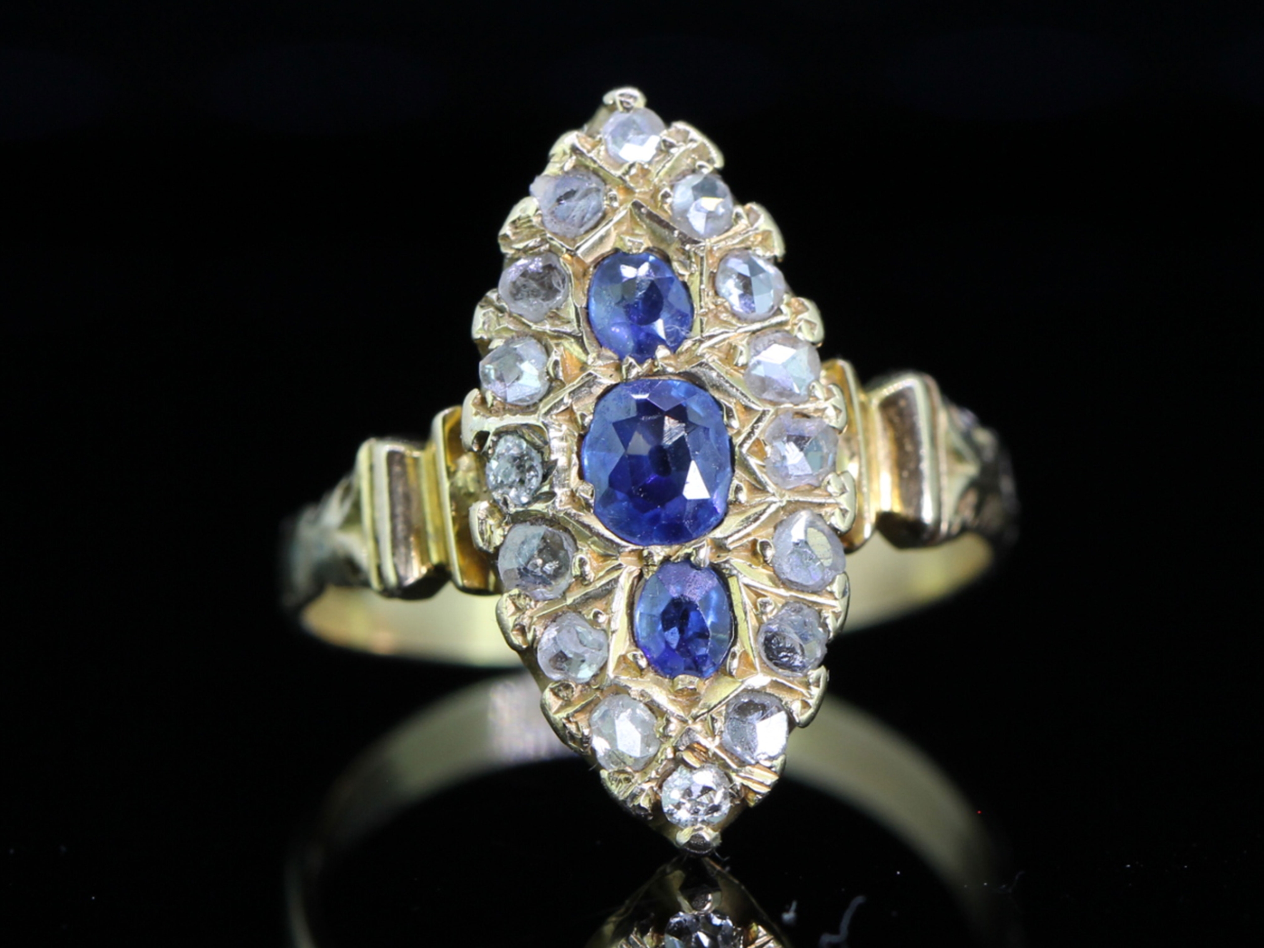 Gorgeous sapphire and diamond 18 carat gold nevette ring