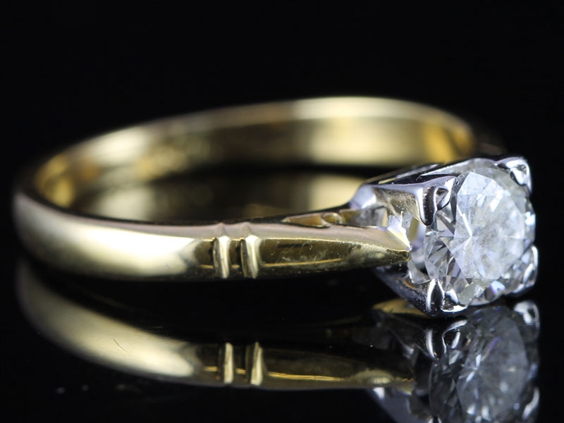 Beautiful classic round brilliant cut solitaire diamond 18 carat gold ring