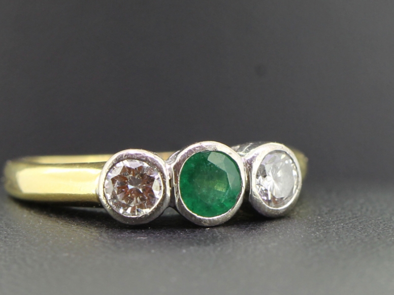 Gorgeous columbian emerald and diamond 18 carat gold ring