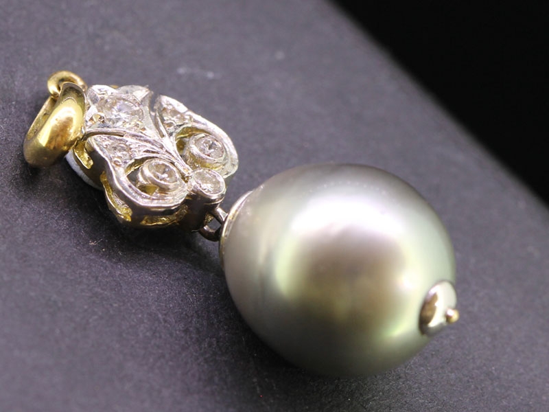 Tahitian pearl an diamond 18 carat gold pendant