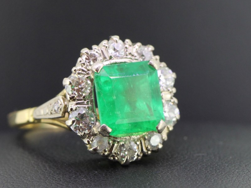 Spectacular emerald and diamond 18 carat gold vintage ring