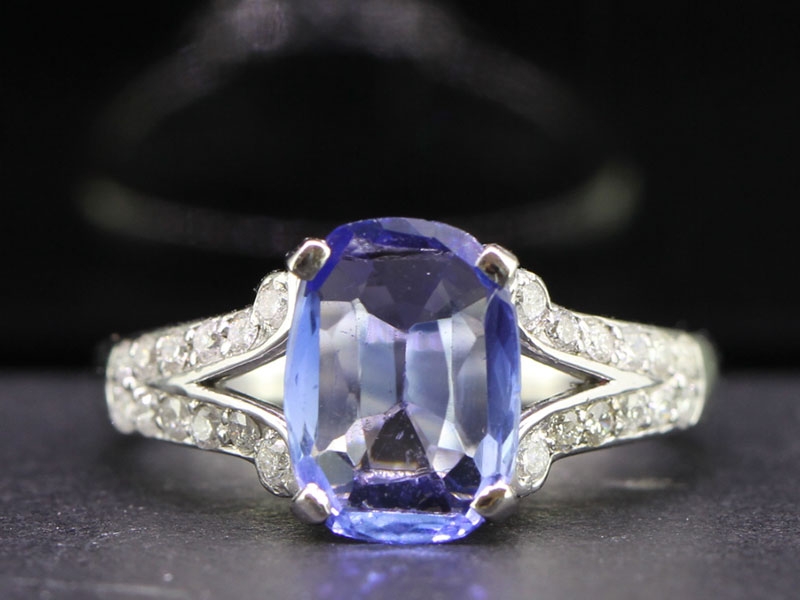  beautiful sapphire and diamond 18 carat gold ring
