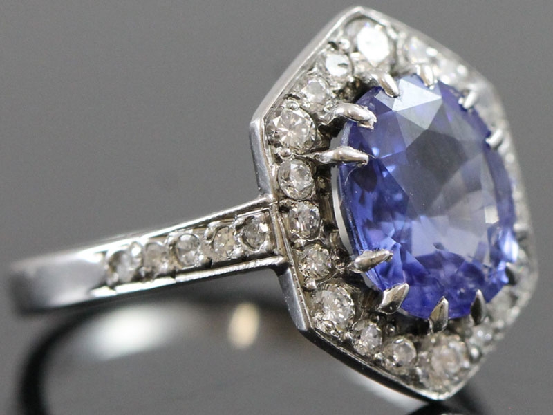  fabulous sapphire and diamond 18 carat gold ring