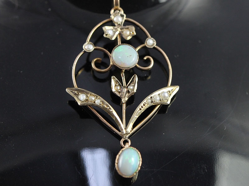 Beautiful opal and seed 9 carat gold pendant and chain
