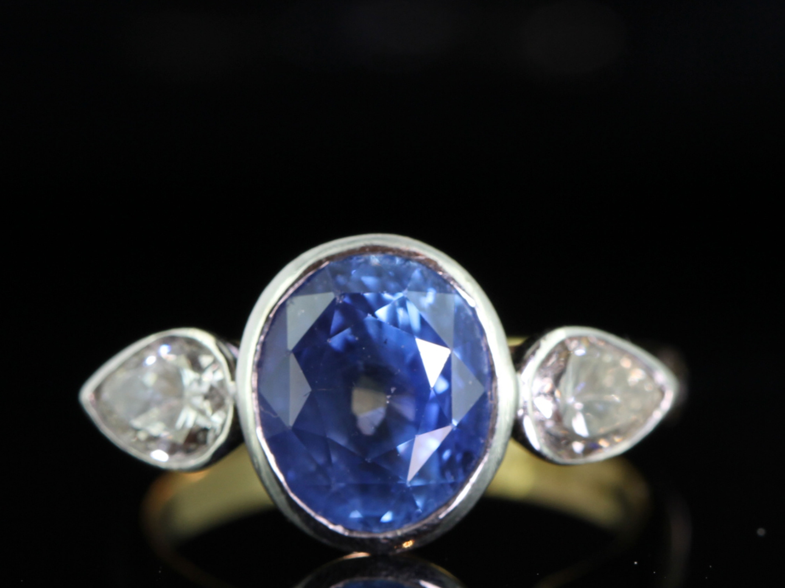 Spectacular sapphire and diamond trilogy 18 carat gold ring