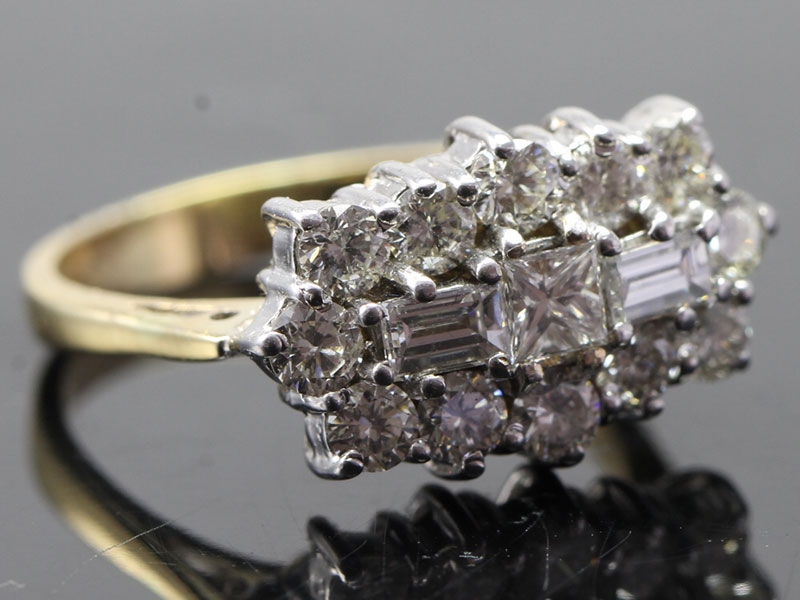Stunning cluster diamond 18 carat gold ring