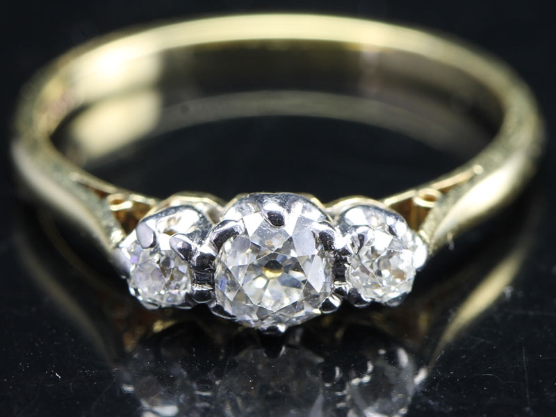 Fabulous diamond trilogy diamond 18 carat gold ring