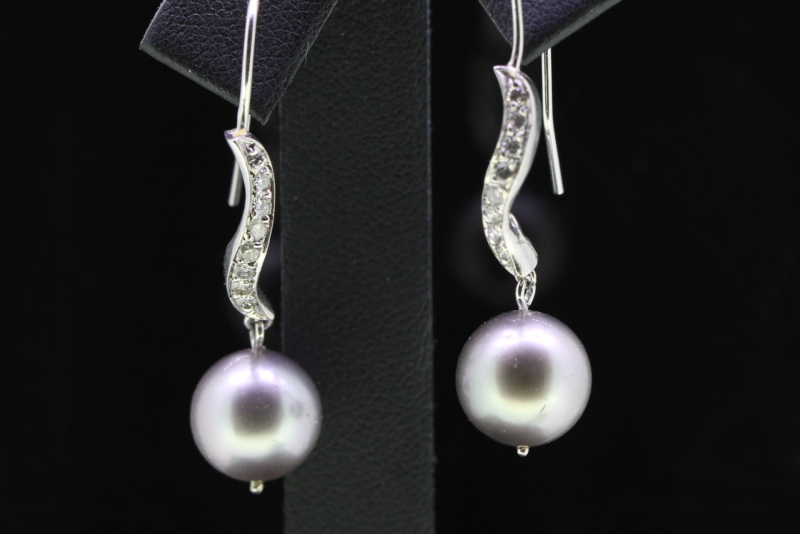 Beautiful tahitian pearl and diamond 18 carat gold earrings