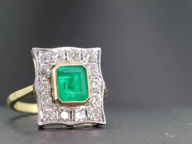 Stunning colobian emerald and diamond 18 carat gold ring