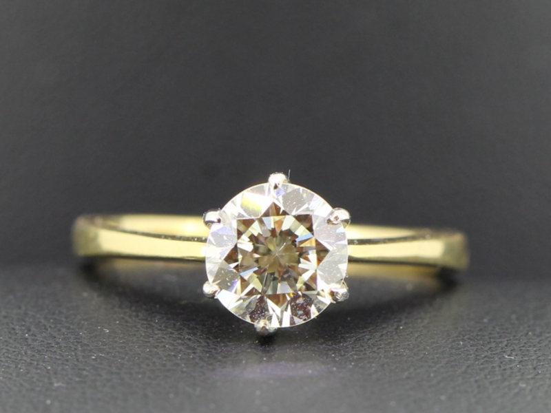 Beautiful diamond 18 carat gold solitaire ring