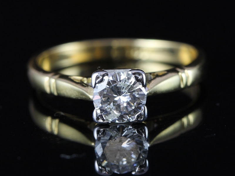 Beautiful classic round brilliant cut solitaire diamond 18 carat gold ring