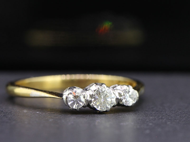 Elegant three stone diamond 18 carat gold trilogy ring 