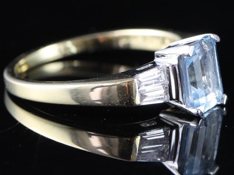 Beautiful aquamarine and baguette diamond 18 carat gold ring