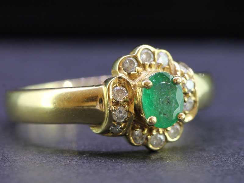 Beautiful emerald and diamond 18 carat gold ring
