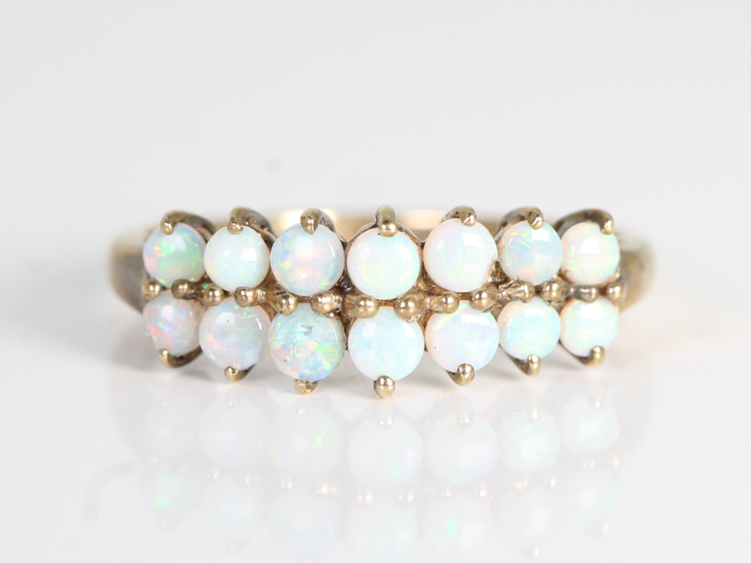 Vintage opal 9ct gold ring