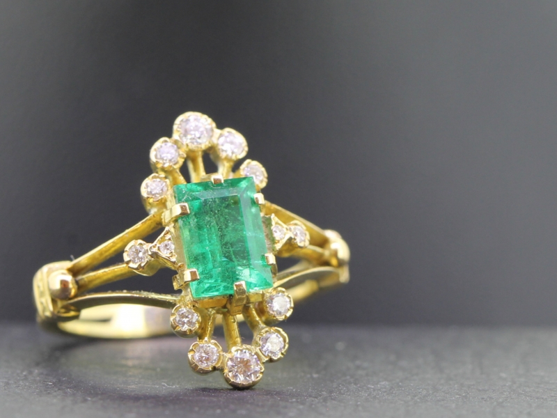 Stunning colombian emerald and diamond 18 carat gold ring