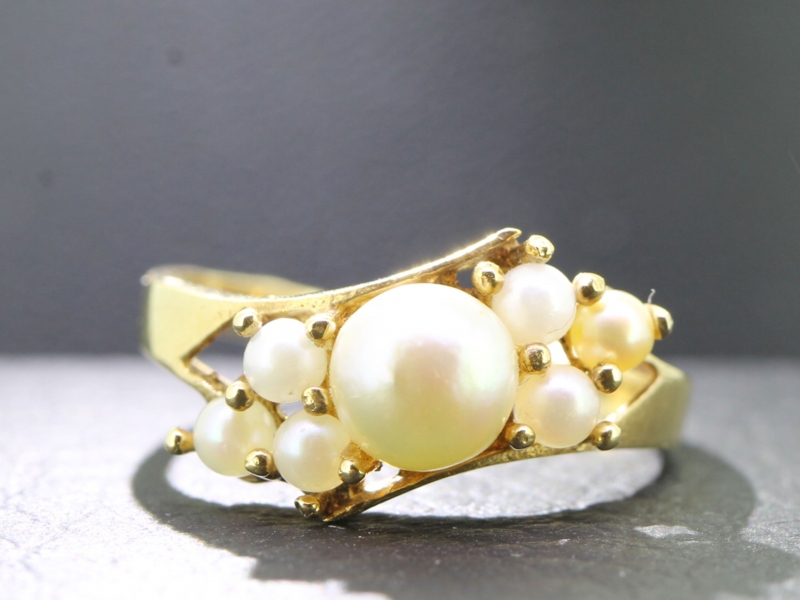 Beautiful pearl 9 carat gold ring