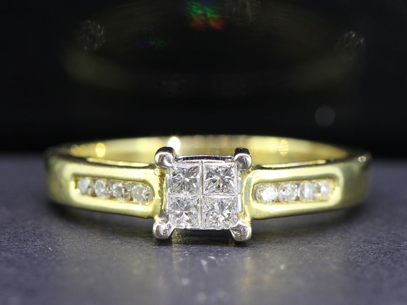 Beautiful diamond 18 carat gold engagement ring 