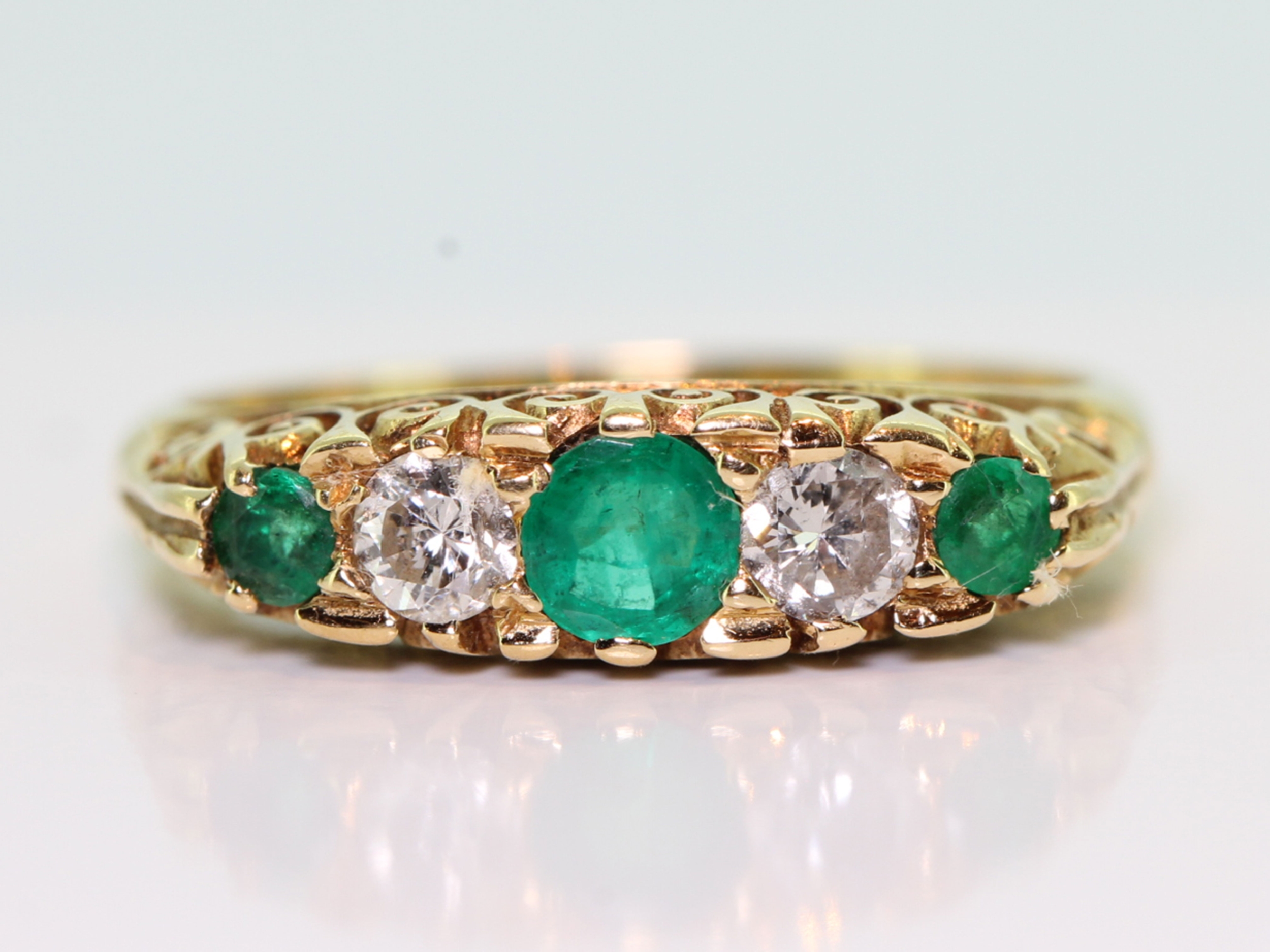 Gorgeous columbian emerald and diamond  18 carat gold ring