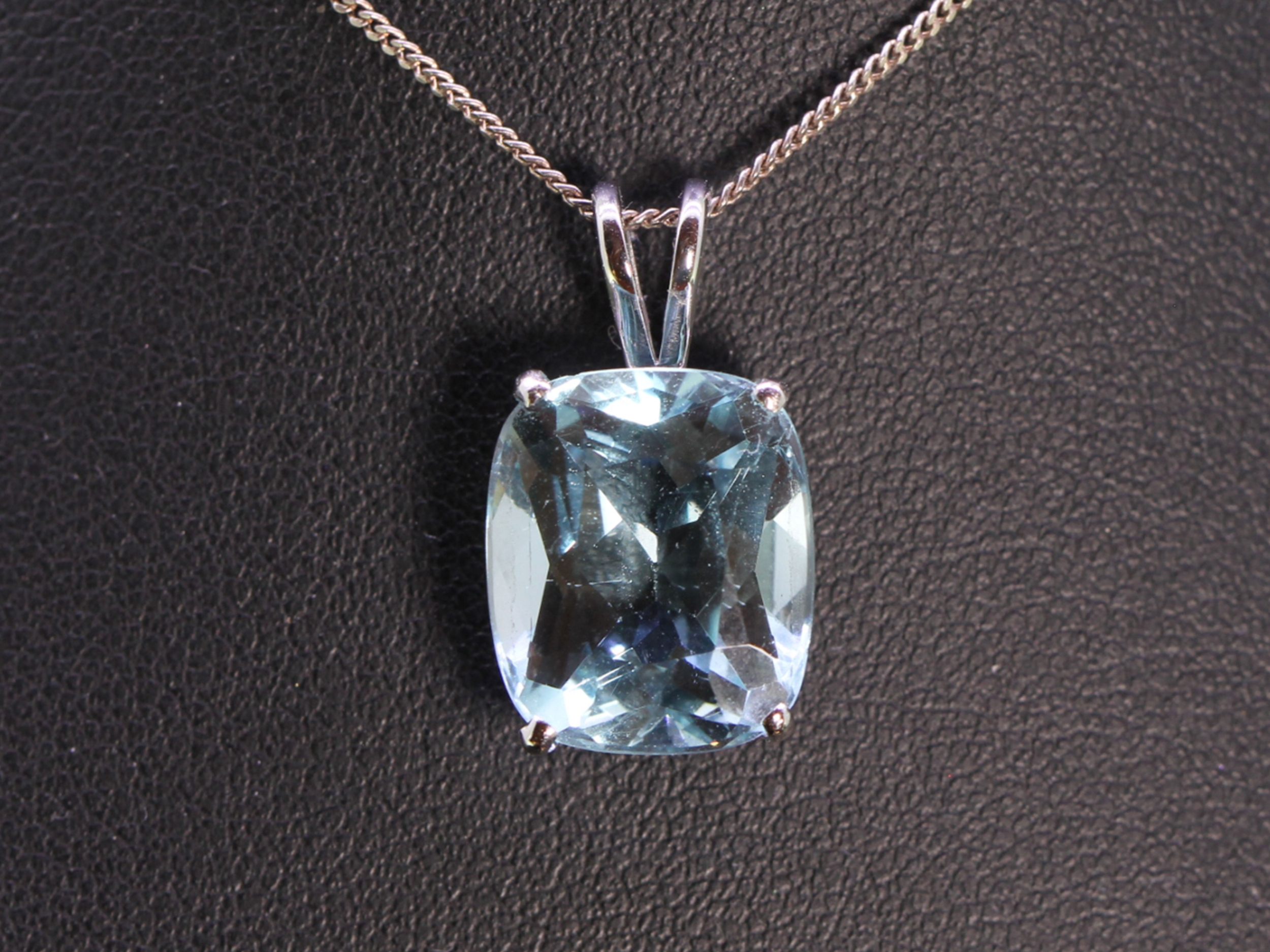 Stunning aquamarine 18 carat gold pendant