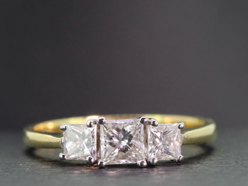 Beautiful princess cut diamond trilogy 18 carat gold ring     