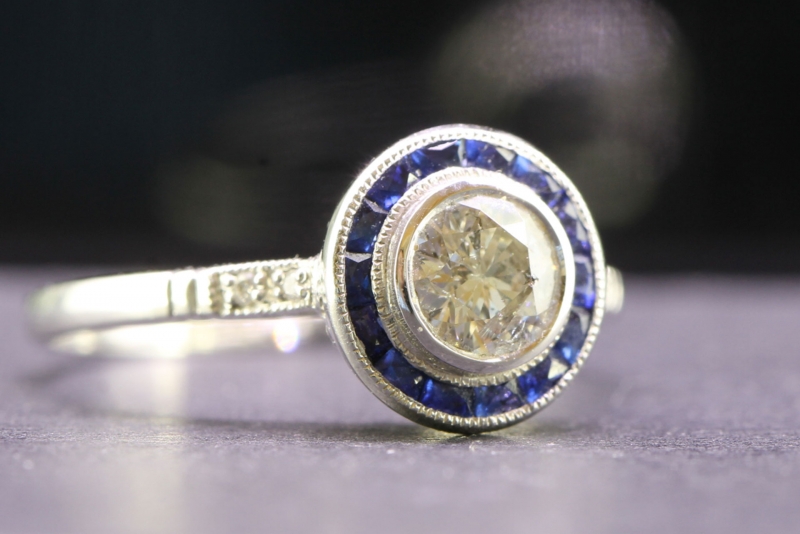 Beautiful sapphire and diamond 18 carat gold ring