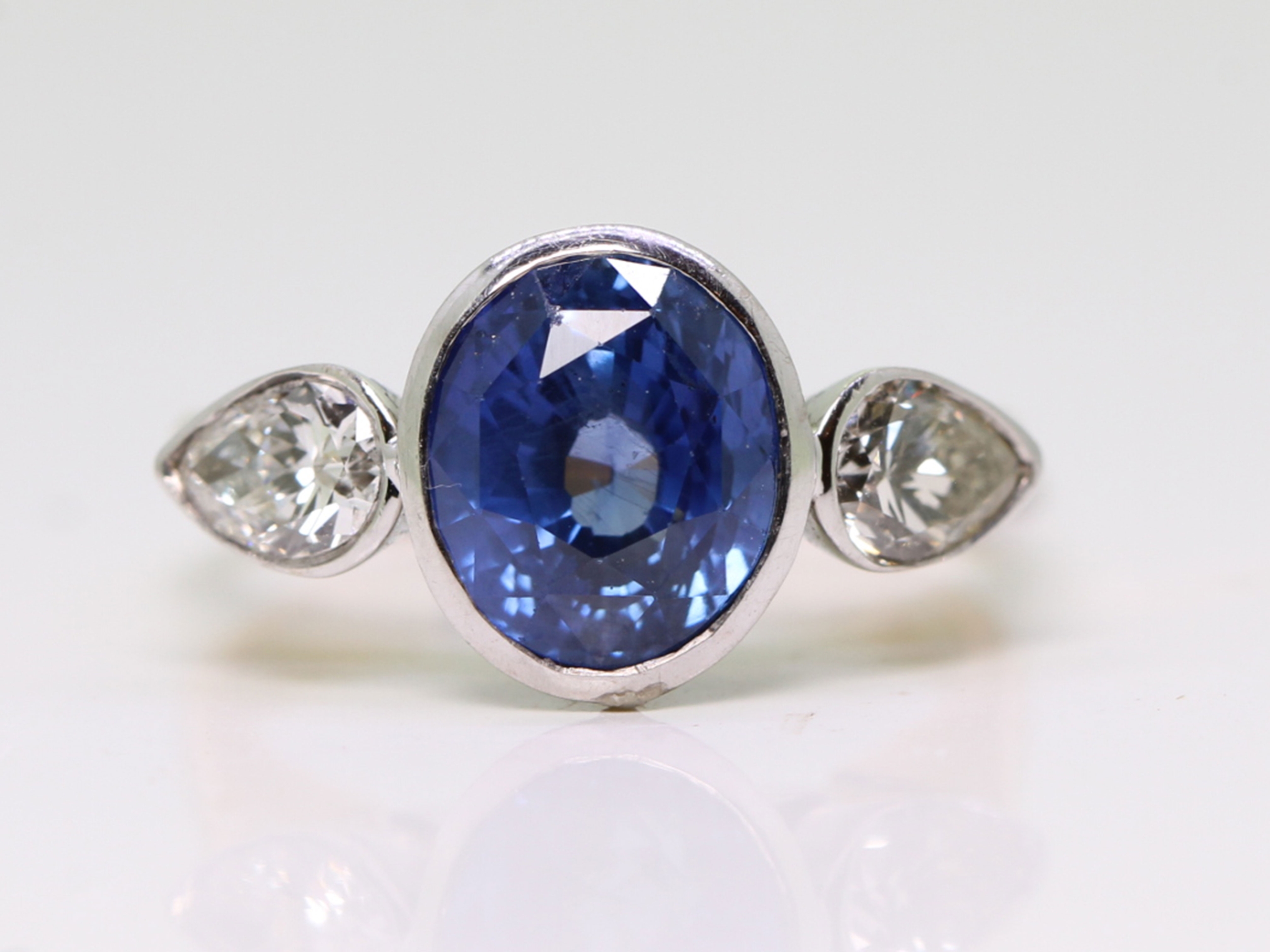 Vintage 3.5ct sapphire and diamond 18ct gold trilogy ring