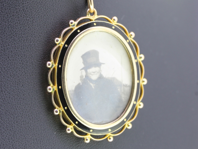 Attractive victorian 15 carat  gold and black enamel locket
