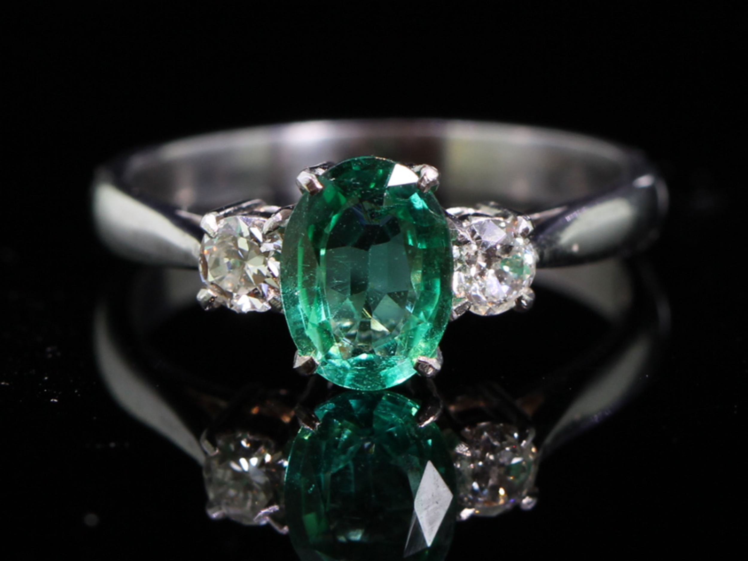 Stunning emerald and diamond trilogy platinum ring 