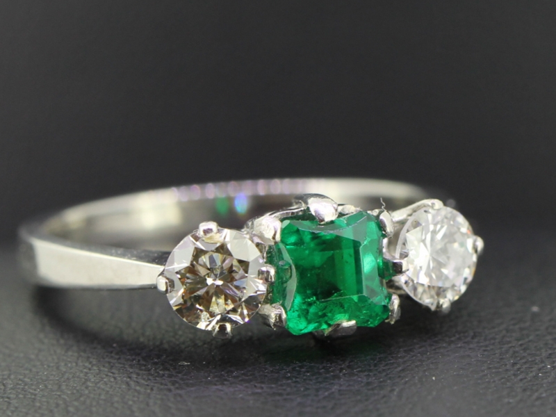 Stunning colombian emerald and diamond platinum trilogy ring