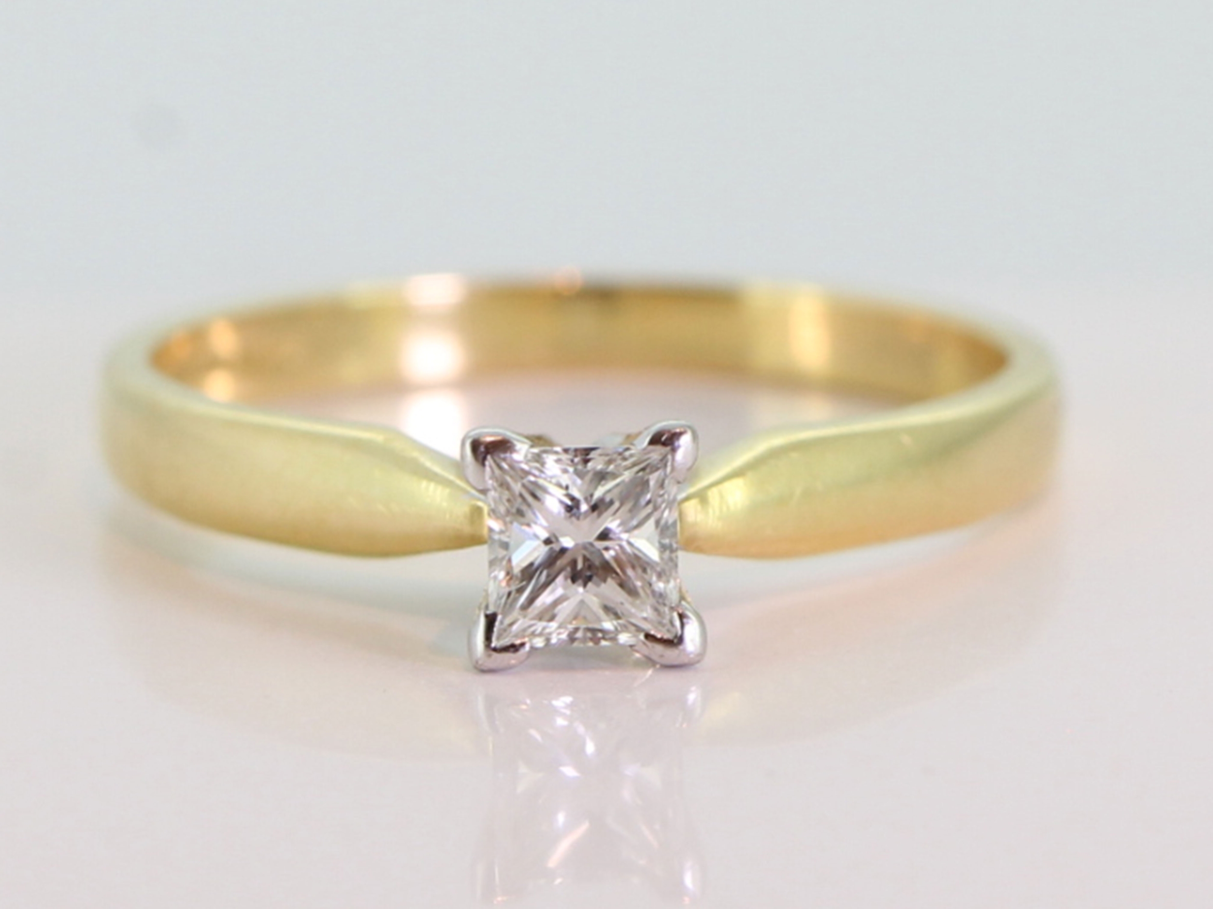 Beautiful princess cut diamond 18  carat gold  solitaire ring
