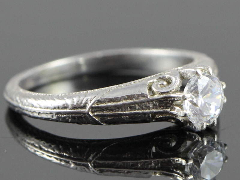 Lovely art nouveau diamond solitaire 18 carat gold ring