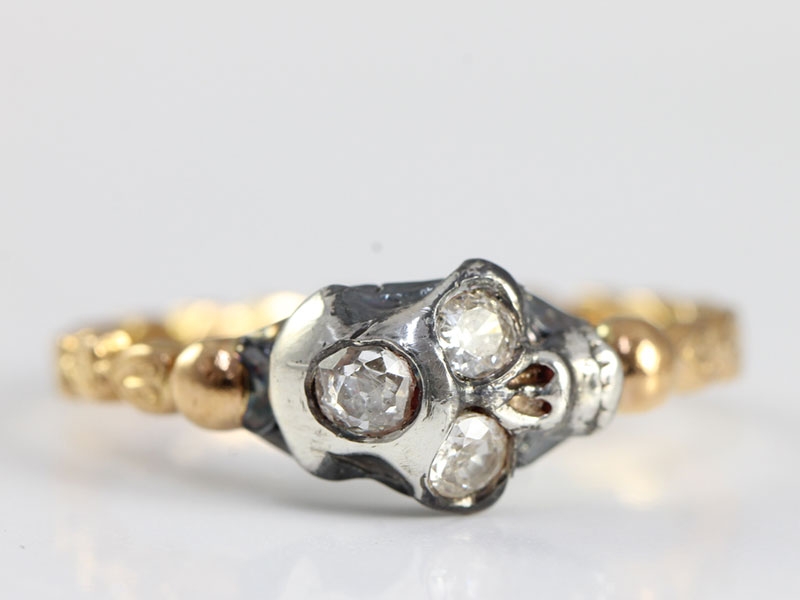Wonderful diamond skull silver and 22 carat gold ring