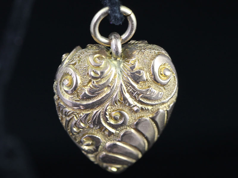 Pretty edwardian heart engraved 15 carat gold pendant