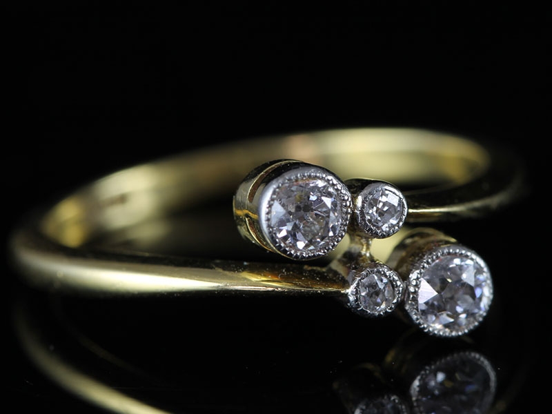 Lovely contemporary diamond 18 carat gold ring