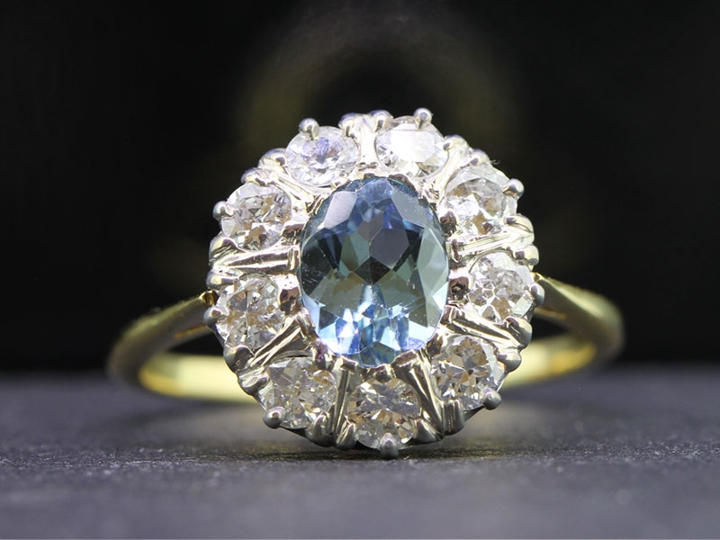 Stunning aquamarine and diamond 18 carat gold ring