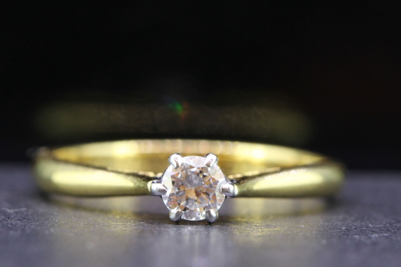 Beautiful diamond platinum 18 carat gold solitaire ring
