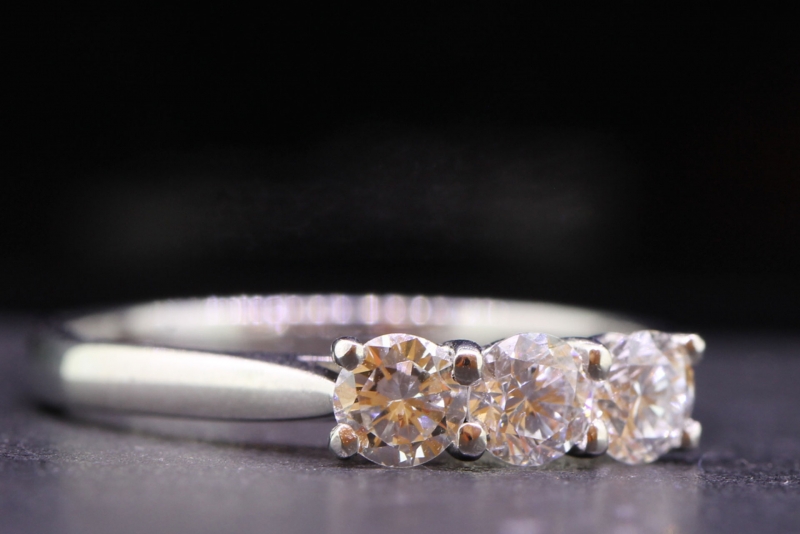  dazzling diamond trilogy 18 carat gold ring