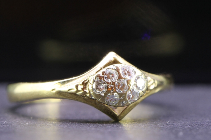 Lovely diamond 9 carat gold ring