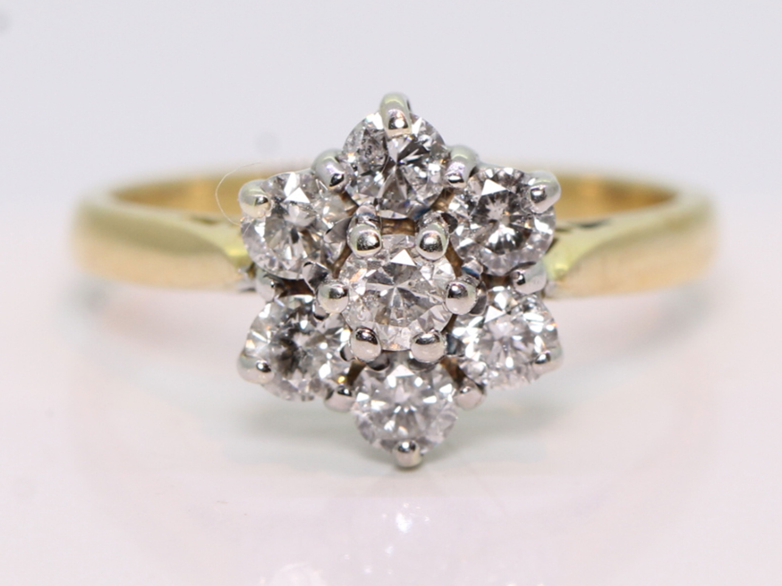 Wonderful  diamond daisy cluster 18ct gold ring
