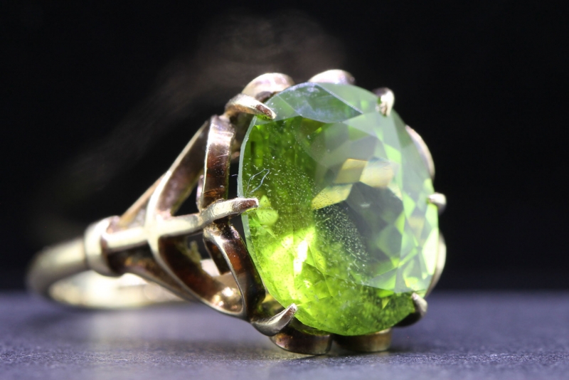 Glorious peridot solitaire 9 carat gold dress ring