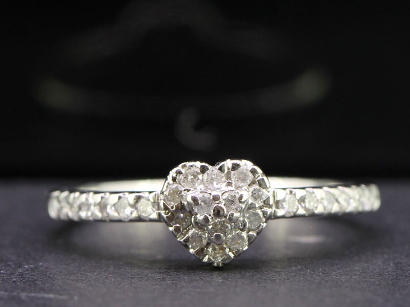 Beautiful diamond 14 carat gold heart ring