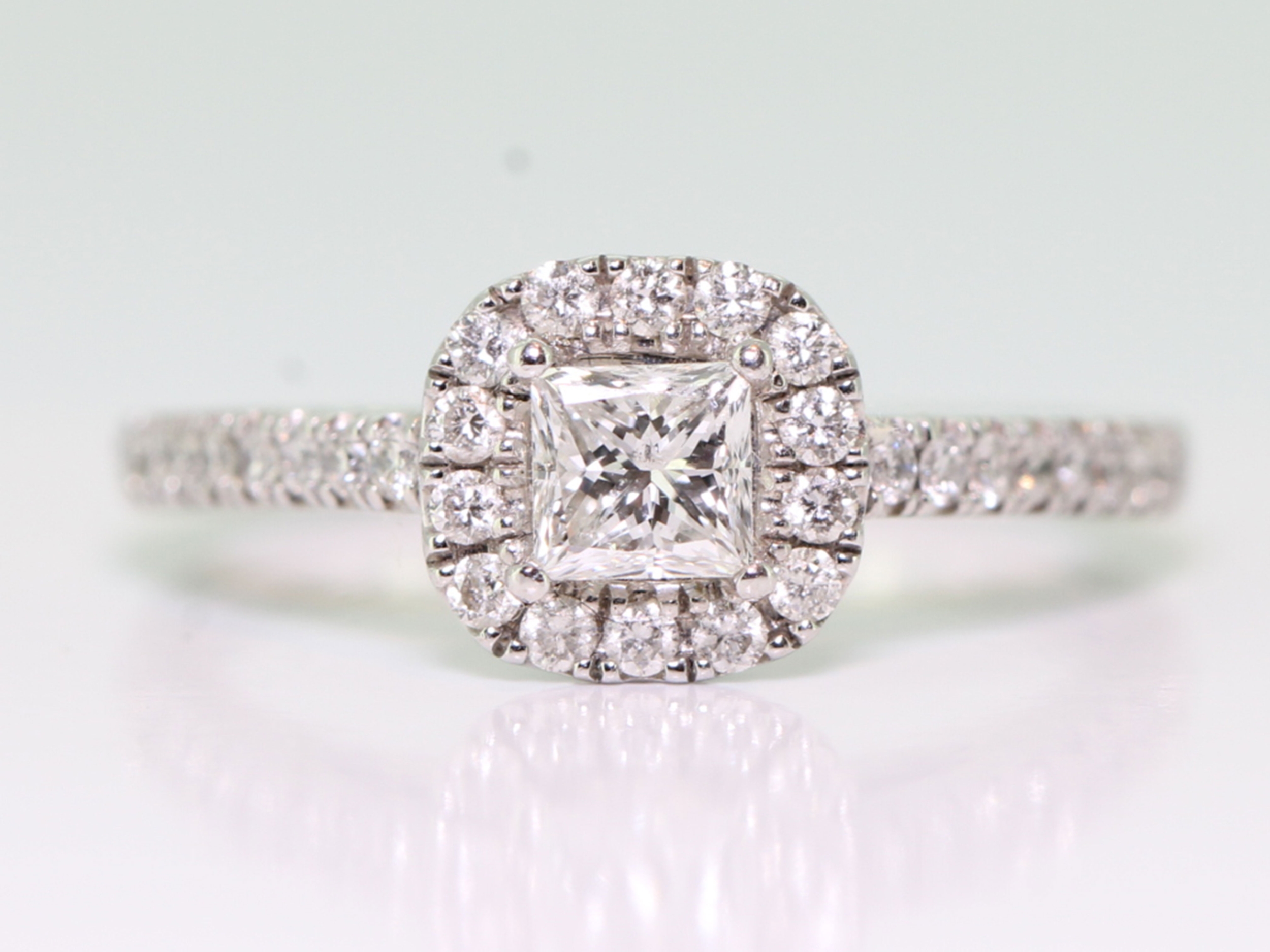 Stunning princess and brilliant cut diamond 18 carat gold halo ring